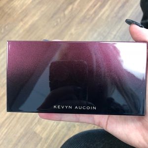 Kevyn Aucoin highlighting bar